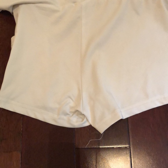 White skort size XS. Worn maybe twice. Like new with pockets - Picture 4 of 4